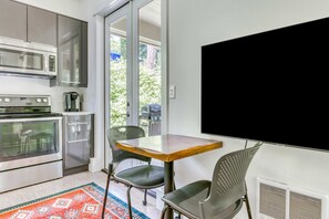 Réfrigérateur, four à micro-ondes, un four, surface de cuisson