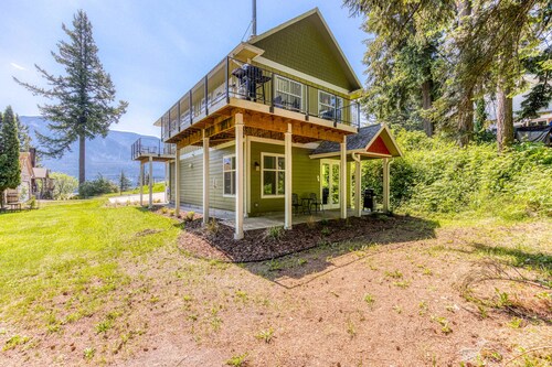 Dog-friendly studio with river view, patio, grill, & shared W&D