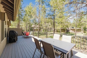 Outdoor dining - Spacious getaway with Ping-Pong table, SHARC, grill, W&D, Hot Tub (Sunriver)
