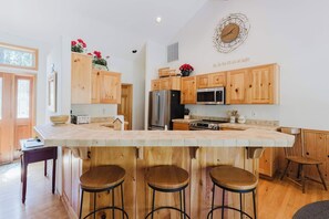 Fridge, microwave, oven, stovetop - Spacious getaway with Ping-Pong table, SHARC, grill, W&D, Hot Tub (Sunriver)