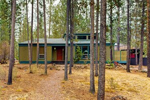 Exterior - Charming cabin with SHARC amenity passes, WiFi, streaming, private hot-tub (Sunriver)