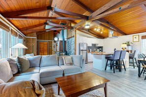 TV, fireplace - Charming cabin with SHARC amenity passes, WiFi, streaming, private hot-tub (Sunriver)