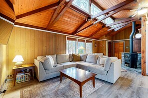 TV, fireplace - Charming cabin with SHARC amenity passes, WiFi, streaming, private hot-tub (Sunriver)