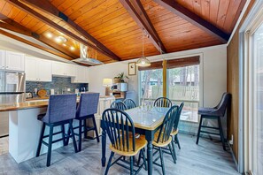 Dining - Charming cabin with SHARC amenity passes, WiFi, streaming, private hot-tub (Sunriver)