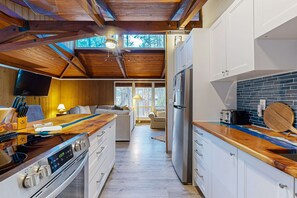 Fridge, microwave, oven, stovetop - Charming cabin with SHARC amenity passes, WiFi, streaming, private hot-tub (Sunriver)