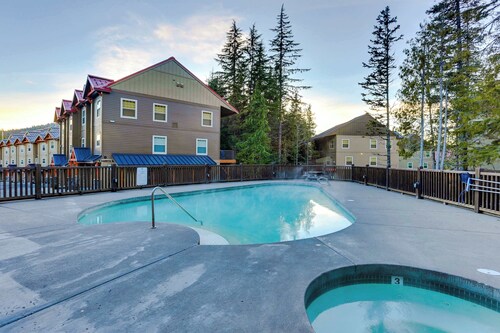 Modern condo w/ shared pool/hot tub - steps to town, near skiing