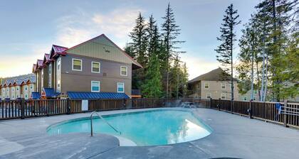 Modern condo w/ shared pool/hot tub - steps to town, near skiing