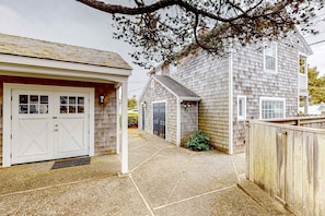 Exterior - Beautiful Cape Cod cottage - one block from the beach with covered balcony & W/D (Seaside)