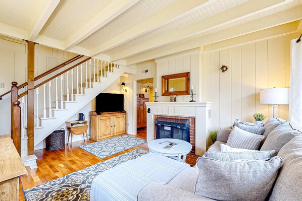 TV, offices - Beautiful Cape Cod cottage - one block from the beach with covered balcony & W/D (Seaside)