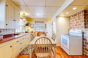 Fridge, microwave, oven, stovetop - Beautiful Cape Cod cottage - one block from the beach with covered balcony & W/D (Seaside)