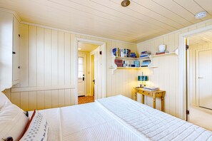 2 bedrooms, iron/ironing board, WiFi, bed sheets - Beautiful Cape Cod cottage - one block from the beach with covered balcony & W/D (Seaside)
