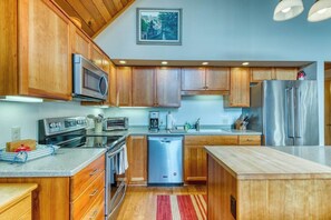 Private kitchen - Gorgeous riverfront house with entertainment - near Bay Street and the beach (Florence)