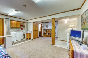 Interior - Gorgeous riverfront house with entertainment - near Bay Street and the beach (Florence)