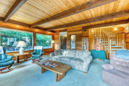 Gorgeous riverfront house with entertainment - near Bay Street and the beach