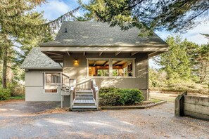 Exterior - Gorgeous riverfront house with entertainment - near Bay Street and the beach (Florence)