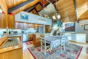 Dining - Gorgeous riverfront house with entertainment - near Bay Street and the beach (Florence)
