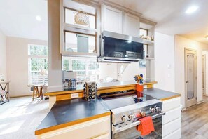 Fridge, microwave, oven, stovetop - Beautiful & Spacious Family-Friendly Home withFree WiFi, Deck, and Close to Lakes (Florence)