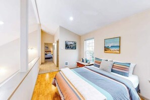 3 bedrooms, iron/ironing board, WiFi, bed sheets - Beautiful & Spacious Family-Friendly Home withFree WiFi, Deck, and Close to Lakes (Florence)
