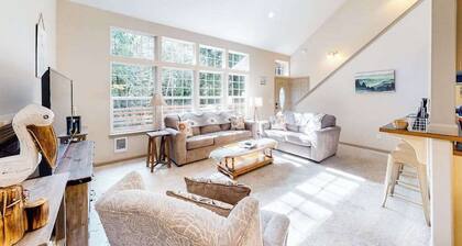Beautiful & Spacious Family-Friendly Home withFree WiFi, Deck, and Close to Lakes