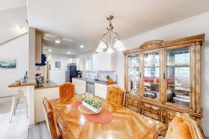 Dining - Beautiful & Spacious Family-Friendly Home withFree WiFi, Deck, and Close to Lakes (Florence)