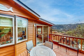 Outdoor dining - Cozy cabin with sunroom, deck, grill and private hot tub (Brookings)