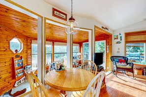 Dining - Cozy cabin with sunroom, deck, grill and private hot tub (Brookings)