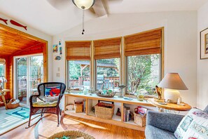 TV, DVD player, offices - Cozy cabin with sunroom, deck, grill and private hot tub (Brookings)