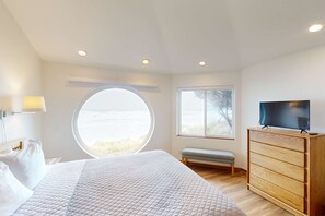 3 bedrooms, iron/ironing board, WiFi, bed sheets - Stunning beachfront home with sweeping ocean views, firepit, fireplace, balcony (Yachats)