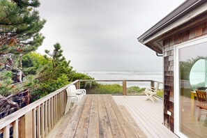 Terrace/patio - Stunning beachfront home with sweeping ocean views, firepit, fireplace, balcony (Yachats)