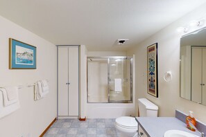 Un baño con inodoro, lavabo y ducha.