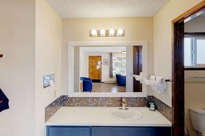 Shower, hair dryer, towels - Retro beach gem with fast WiFI - walk to downtown restaurants (Bandon)