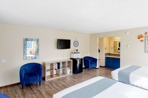 Retro beach gem with fast WiFI - walk to downtown restaurants