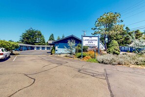Property grounds - Retro beach gem with fast WiFI - walk to downtown restaurants (Bandon)