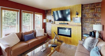 Coastal retreat with ocean views, patio, WiFi, streaming
