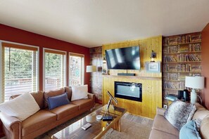 TV, fireplace, offices - Coastal retreat with ocean views, patio, WiFi, streaming (Brookings)