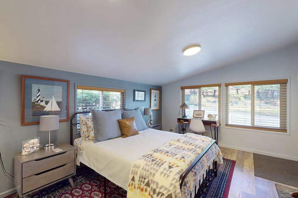 2 bedrooms, desk, iron/ironing board, WiFi