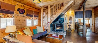 Rustic and Serene Cabin with Great Home Essentials, Close to Skiing