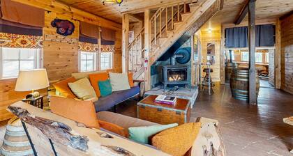 Rustic and Serene Cabin with Great Home Essentials, Close to Skiing