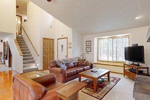 TV, fireplace, offices - Modern home with game room, SHARC passes, deck & bikes - 2 miles to Village (Sunriver)