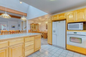 Interior - Spacious dog-friendly home w/ deck - perfect for family reunions - walk to beach (Bandon)