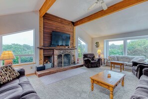 TV, fireplace, DVD player - Spacious dog-friendly home w/ deck - perfect for family reunions - walk to beach (Bandon)