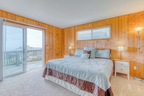7 bedrooms, iron/ironing board, WiFi, bed sheets - Spacious dog-friendly home w/ deck - perfect for family reunions - walk to beach (Bandon)