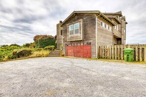 Exterior - Spacious dog-friendly home w/ deck - perfect for family reunions - walk to beach (Bandon)