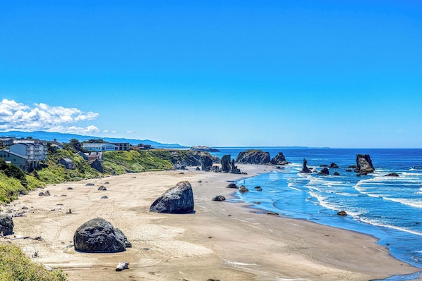 Beach nearby - Spacious dog-friendly home w/ deck - perfect for family reunions - walk to beach (Bandon)