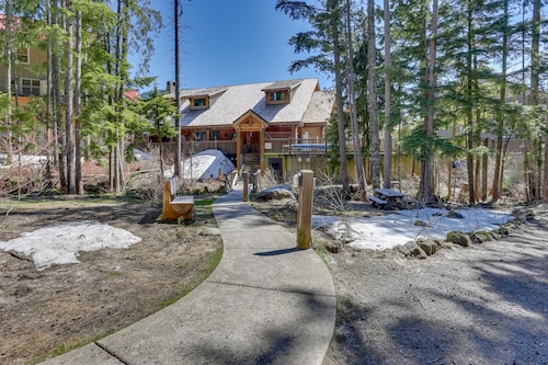 Beautifully updated Mt Hood condo with pool & hot tub & easy access to skiing