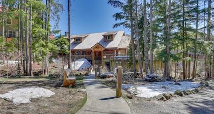 Beautifully updated Mt Hood condo with pool & hot tub & easy access to skiing