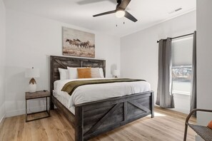 2 bedrooms, desk, iron/ironing board, travel crib - 2 King Suites + Hot Tub | Fire Pit • Pools (Hollister)