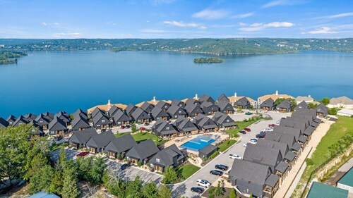 2 Luxury King Suites + Hot Tub | Fire Pit • Pools