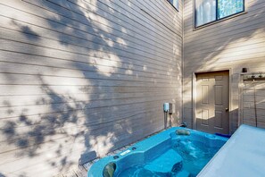 Outdoor spa tub - Updated home with pool, private hot tub, fireplace, & SHARC passes (Sunriver)