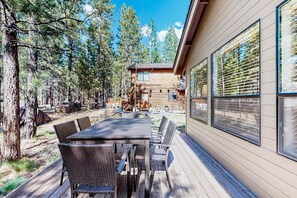 Outdoor dining - Updated home with pool, private hot tub, fireplace, & SHARC passes (Sunriver)